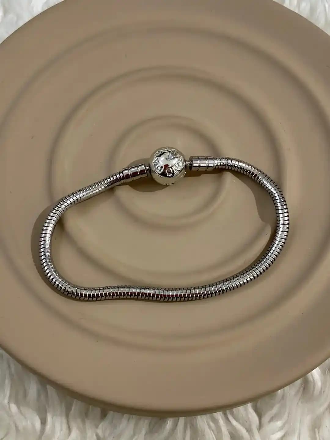 Pandora Bileklik Sade Modeller: Minimalist Tasarım ve Çok Yönlü Kullanım